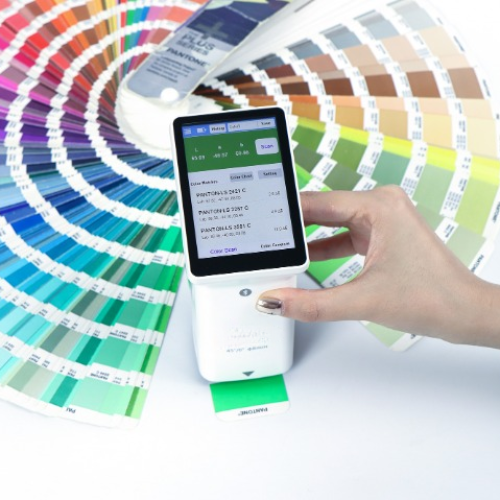 Syntes Labs CR 45 — измерение цвета на веере Pantone